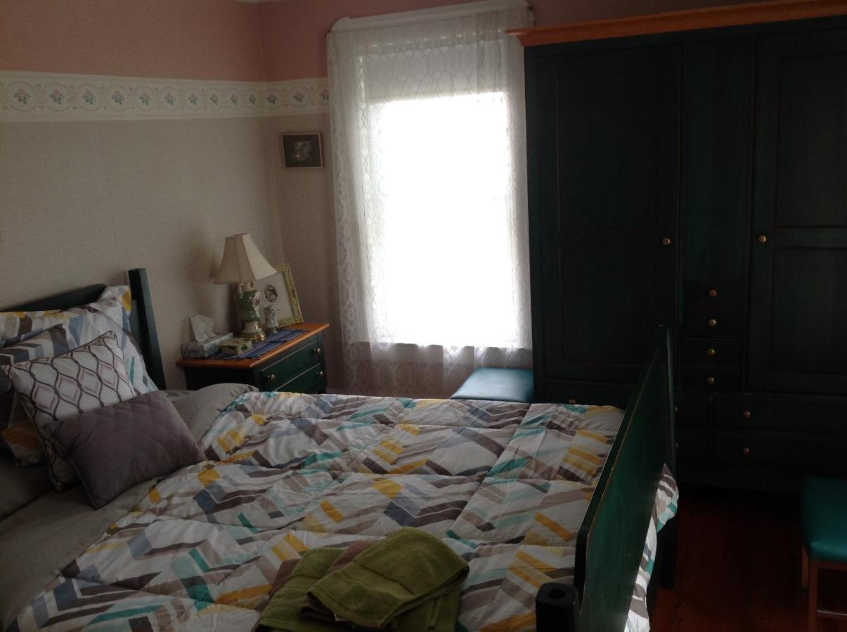 The Yellow House Bed & Breakfast Stanstead Plain Exterior foto