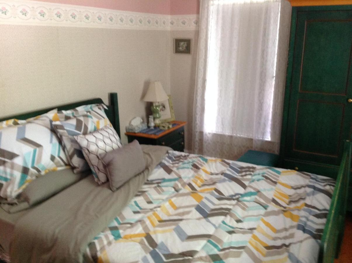 The Yellow House Bed & Breakfast Stanstead Plain Exterior foto